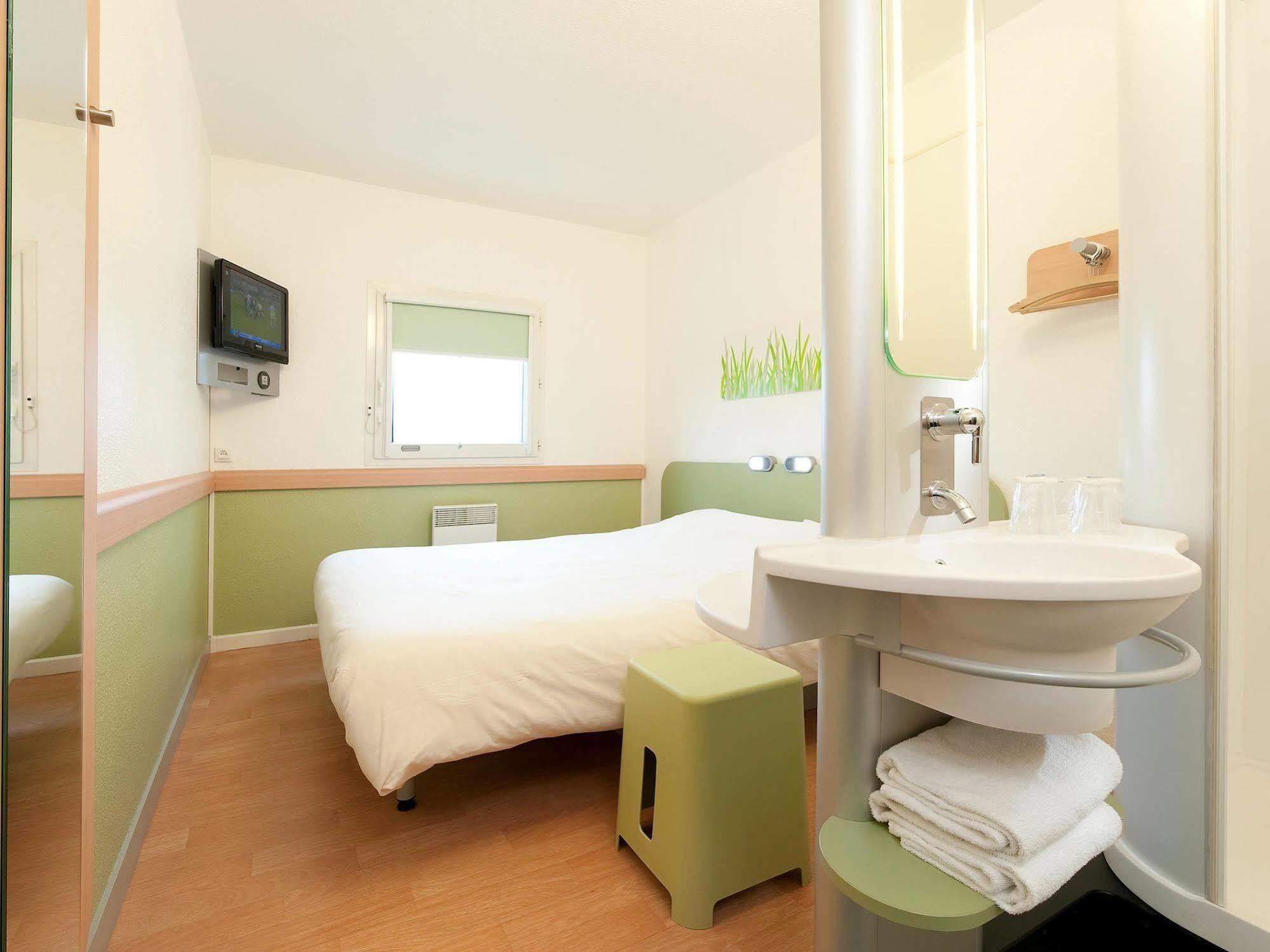 Ibis Budget Loriol Le Pouzin Bagian luar foto